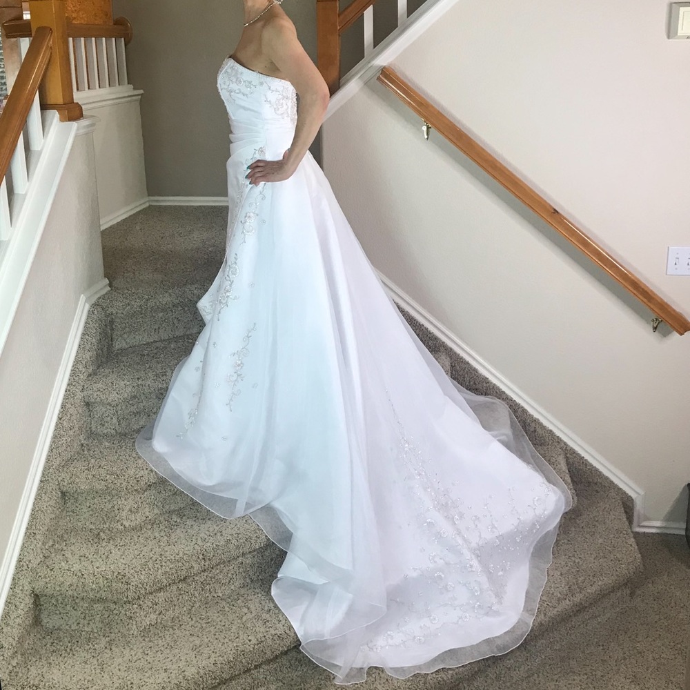David's Bridal wedding dress. Beautiful Wh…